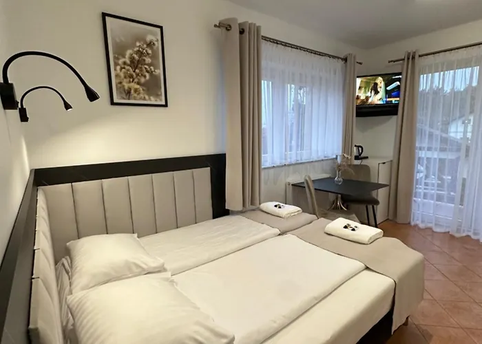 Nad Jeziorem בית הארחה